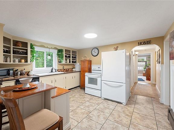 4th image of 25 Hillview Ave