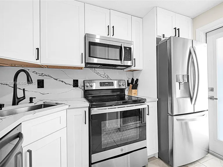 400 SE 10th St #105 — Photo 8