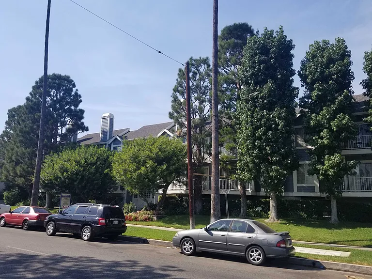 Sherman Way — Photo 1