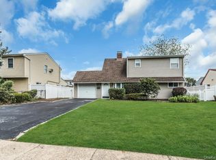 27 Apollo Ln, Hicksville, NY 11801