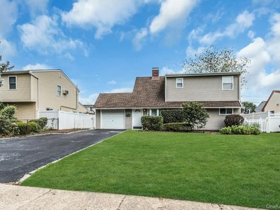 27 Apollo Ln, Hicksville, NY, 11801