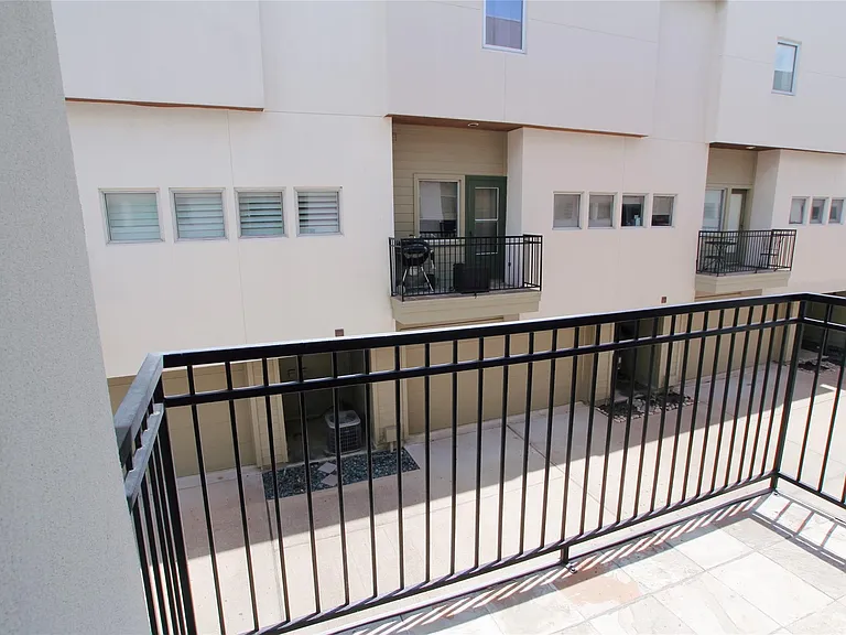 4701 Caroline St — Photo 15