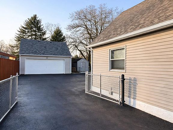 2nd image of 711 Sawyer Rd