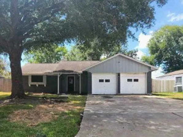 512 Lotus St, Lake Jackson, TX 77566