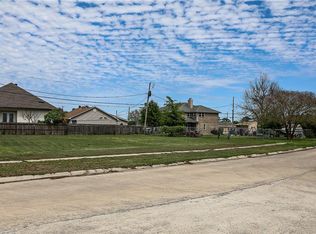309 Cougar Dr, Arabi, LA 70032