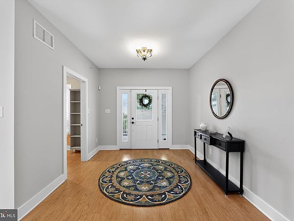 4th image of 10 E Brookhaven Rd