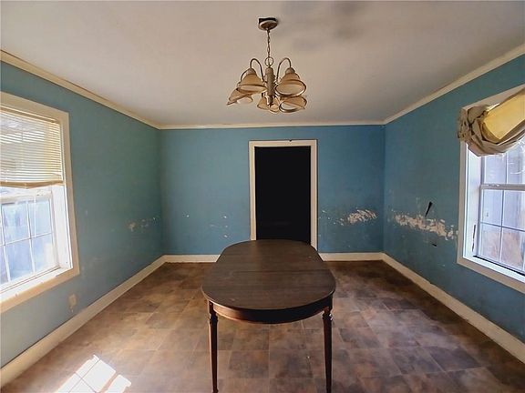 4th image of 1810 S Columbia St