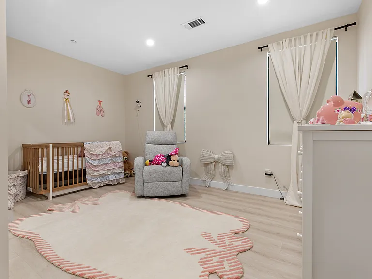 2101 E Glenoaks Blvd — Photo 16