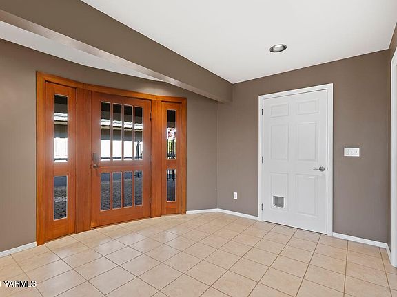 3rd image of 714 Country Club Dr