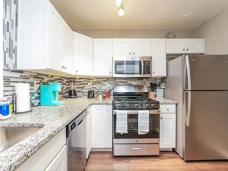 Maple Place Apartments — Photo 18