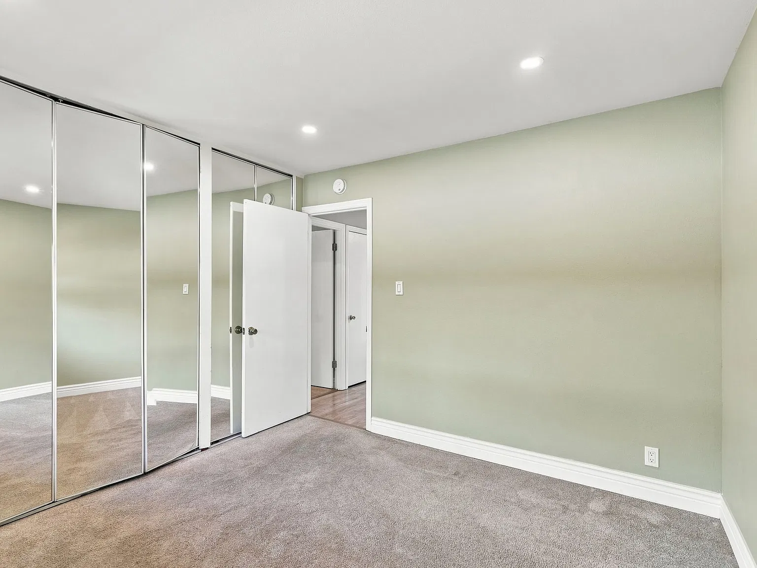 2 bed, 816 sqft, $2,850 — Photo 2