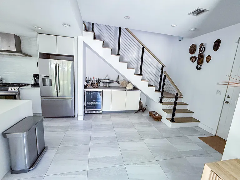 590 SW 6th Ave — Photo 4