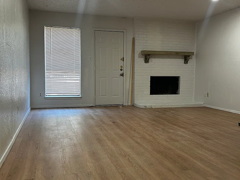 7600 Chapin Rd #D — Photo 2