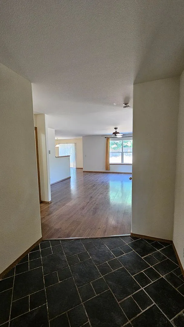 3 bed, 2.5 bath, 2216 sqft, $2,700 — Photo 2