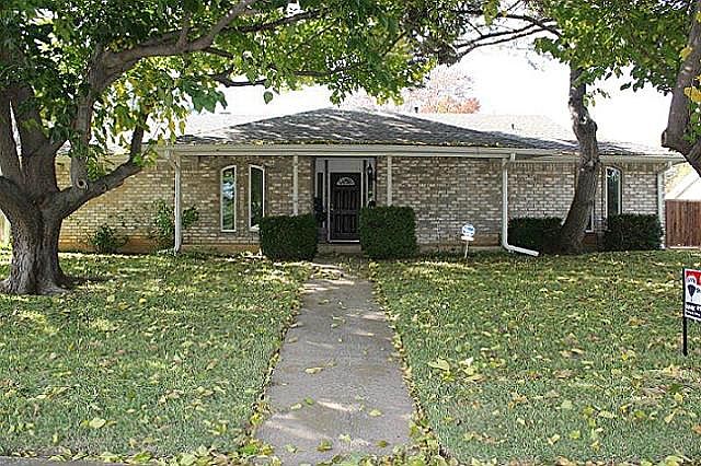 1st image of 2421 Parkwood Dr