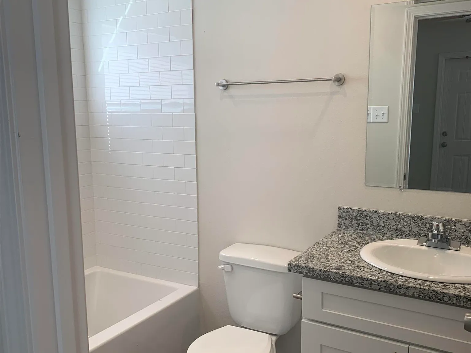 3 bed, 1000 sqft, $1,300 — Photo 3
