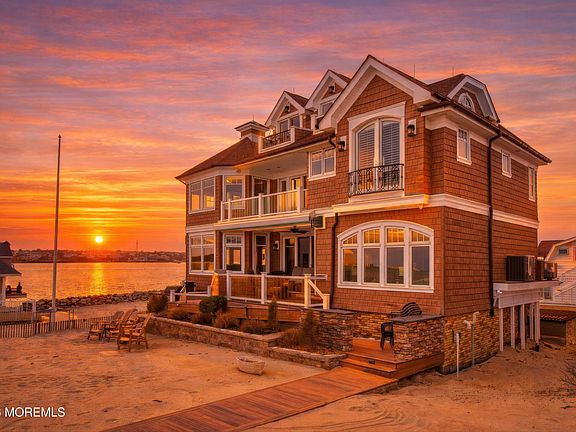 3rd image of 431 Beachfront