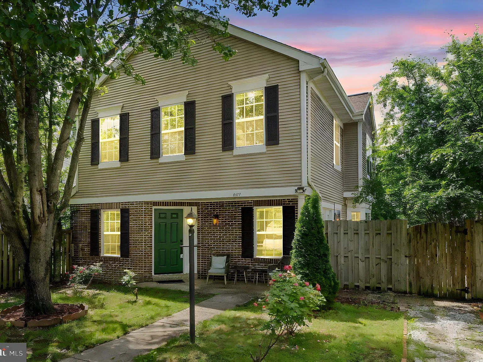 3 bed, 2.5 bath, 1393 sqft, $2,600 — Photo 2