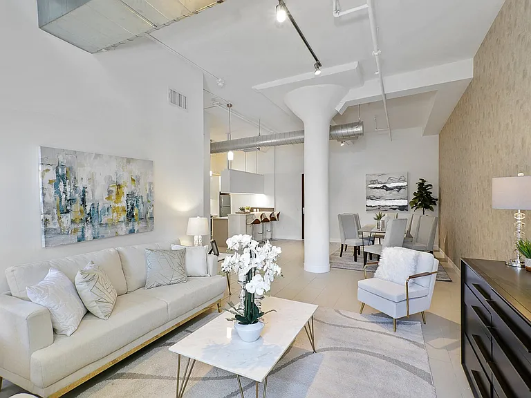 939 S Broadway — Photo 74
