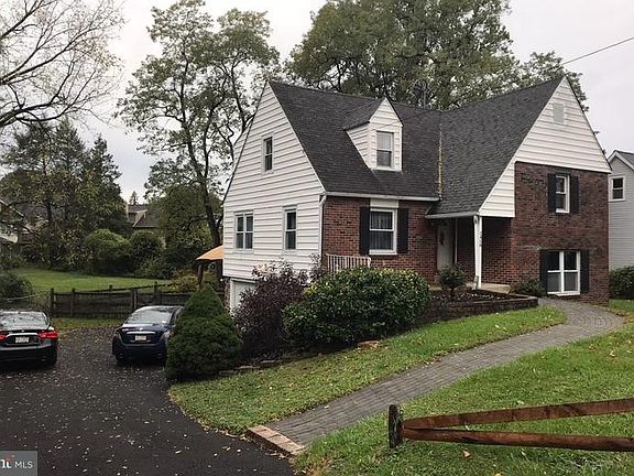 3rd image of 2458 Woodland Rd