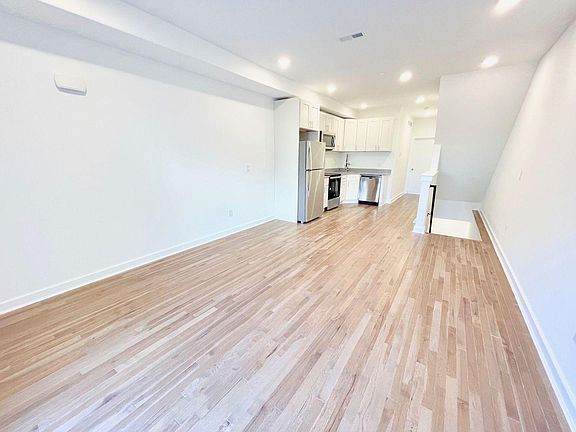 2nd image of 2153 N Franklin St #E1