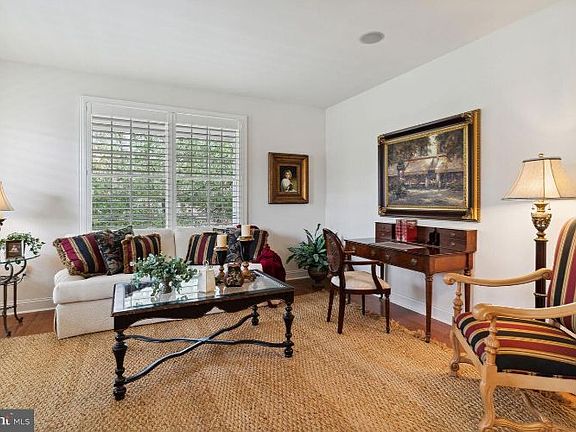 3rd image of 14 Royal Oak Ct