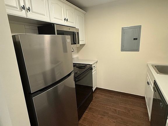 3rd image of 135 Grove St APT 123