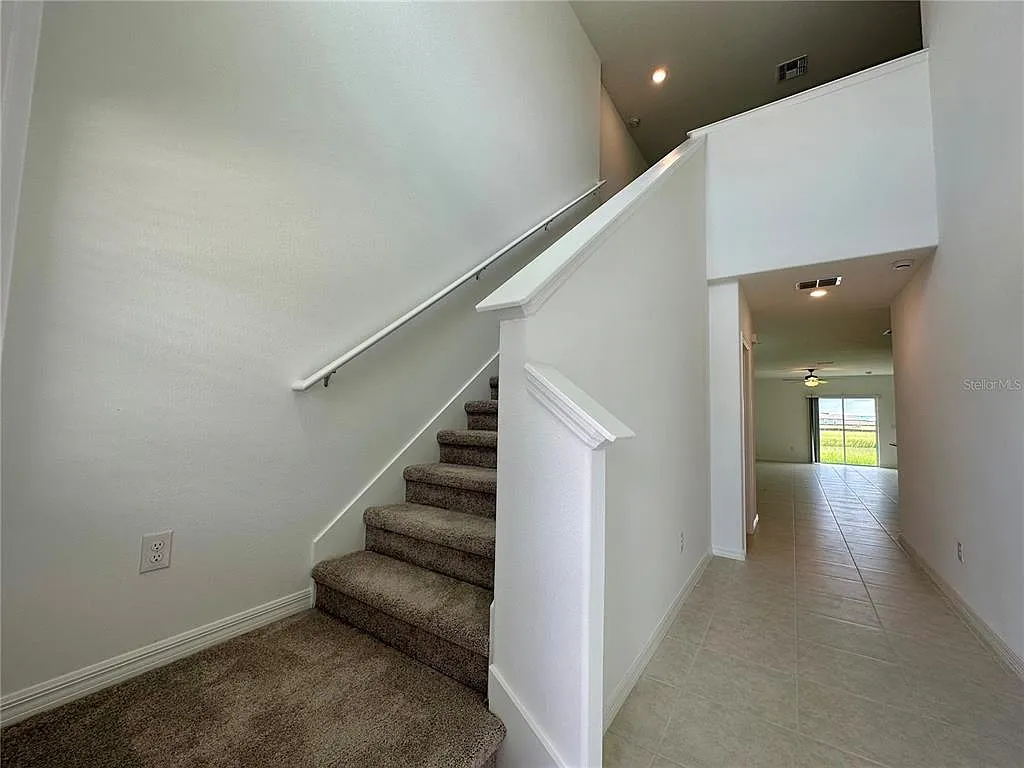 5 bed, 2.5 bath, 2389 sqft, $2,650 — Photo 3