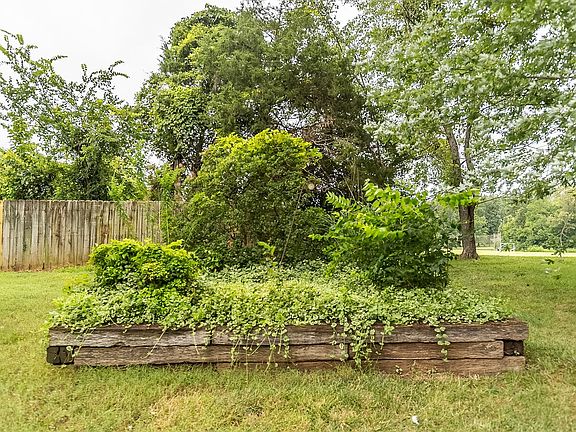 5th image of 302 Springmont Dr