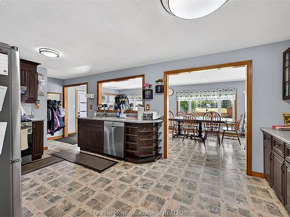 5th image of 944 McNaughton Ave E