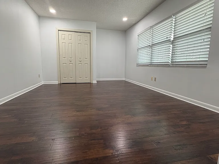 3230 W Grove St — Photo 5