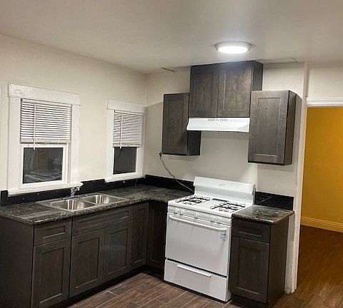 4th image of 832 E 20th St