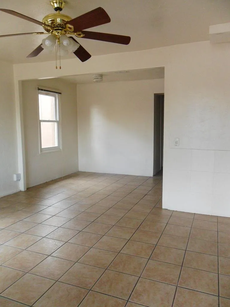 738 E Elm St — Photo 3