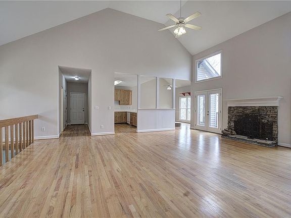 4th image of 207 Stone Ridge Ct