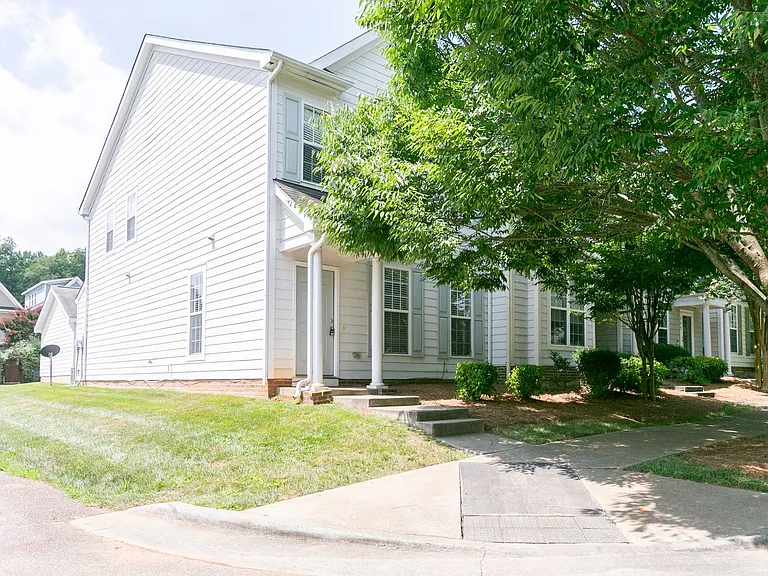 301 Danbury Ct — Photo 15
