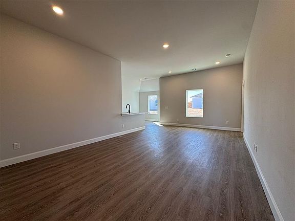 2nd image of 937 S Buffalo Ln