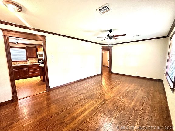 3rd image of 1104 Reavis Rd
