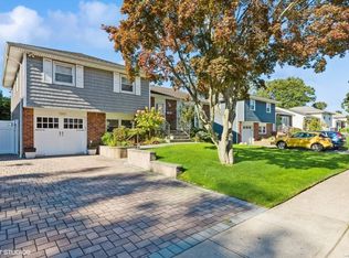 1360 Holiday Park Dr, Wantagh, NY 11793