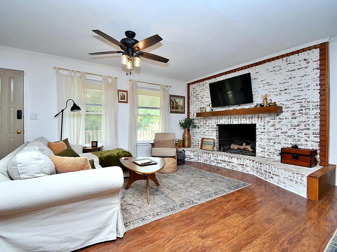 404 Jameson Dr — Photo 1