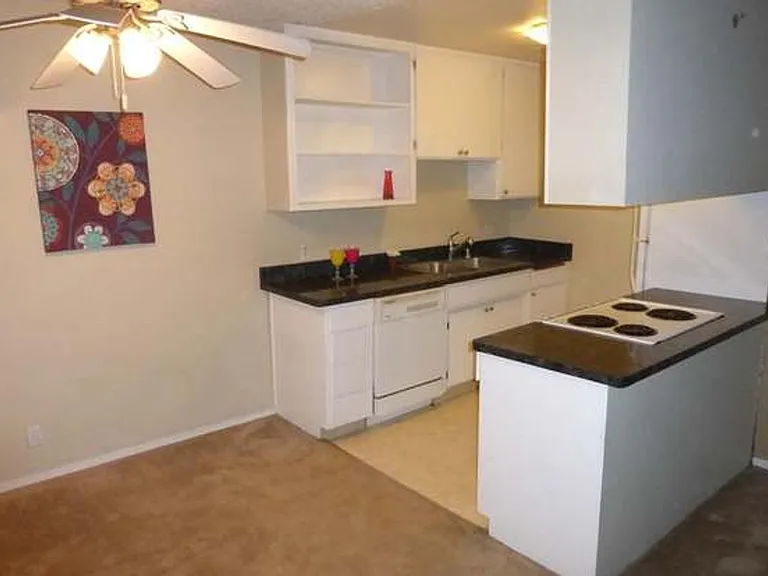 1412 N Cherry St #6 — Photo 8