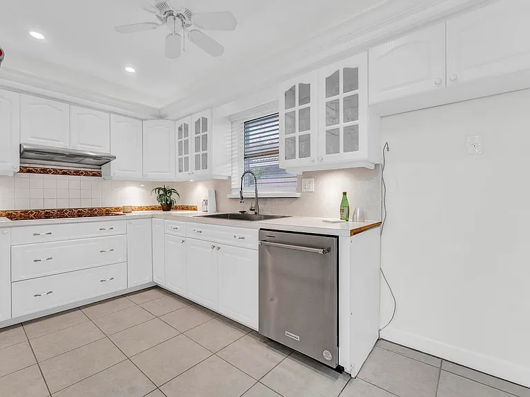 5921 NE 15th Ave — Photo 5
