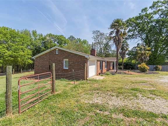 4th image of 820 Travis Rd