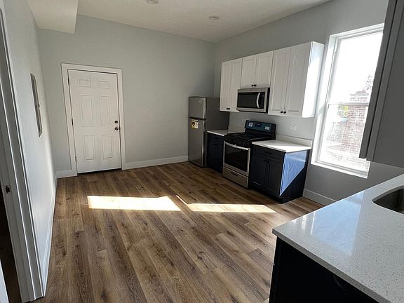4th image of 1915 S Avers Ave #2