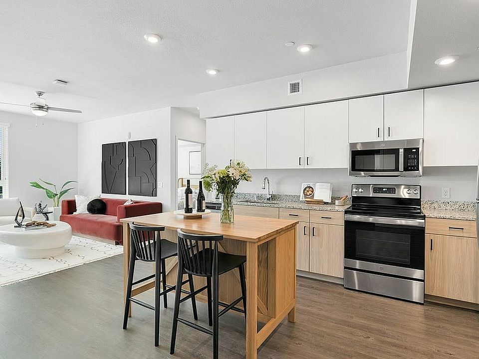 Experience modern comfort in this stylish open-concept apartment.