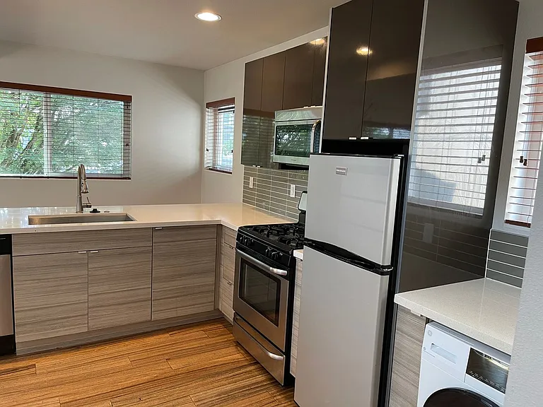 6408 Phinney - Located at the top of Phinney Ridge — Photo 22
