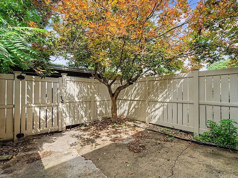 1406 Old Town Ct — Photo 41