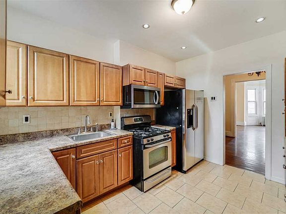 4th image of 130 Romaine Ave