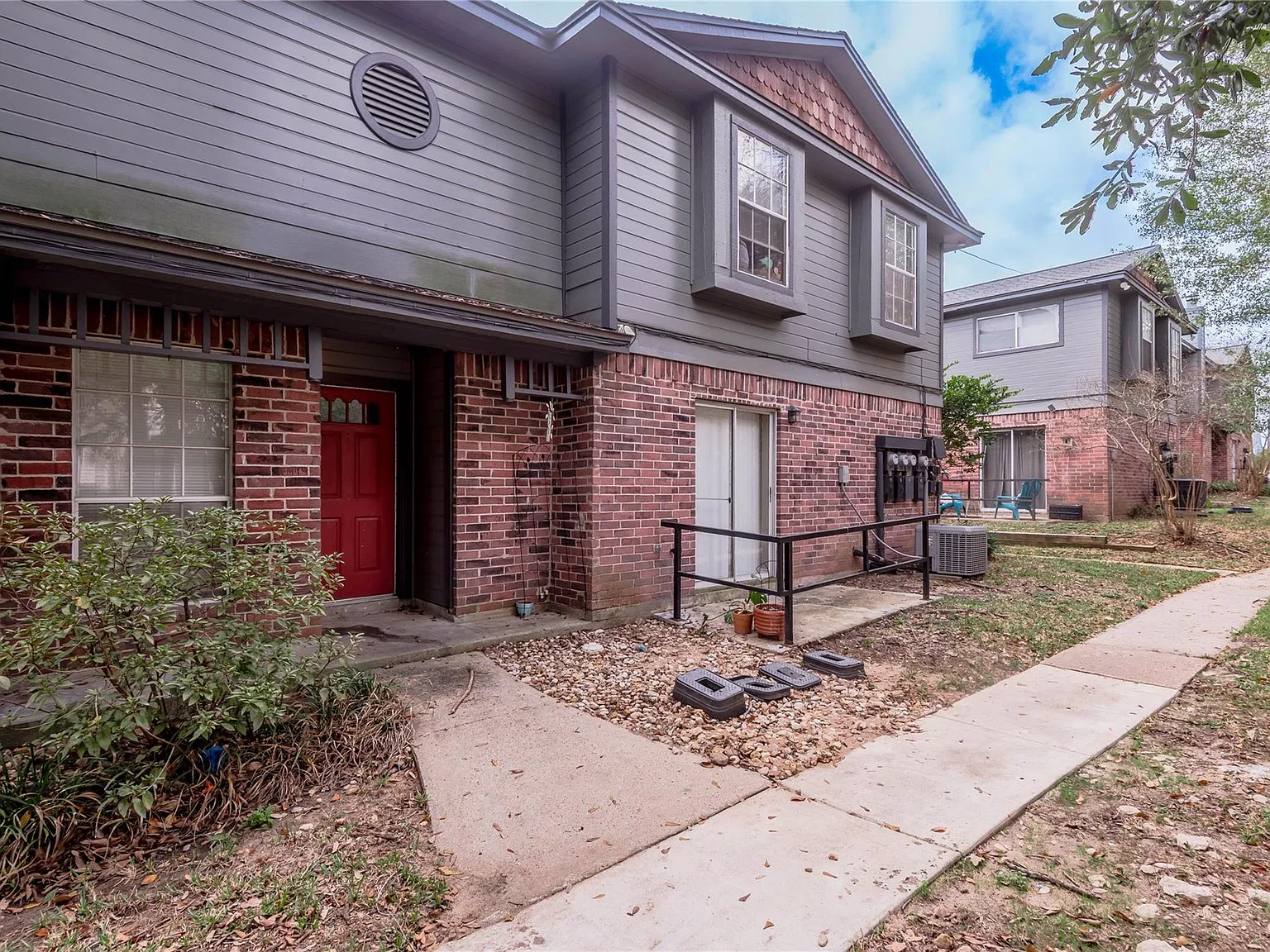 2 bed, 2.5 bath, 1270 sqft, $1,295 — Photo 2