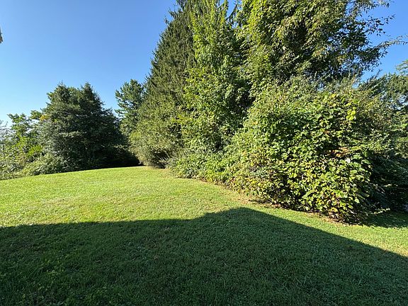 5th image of 418 Blue Room Rd