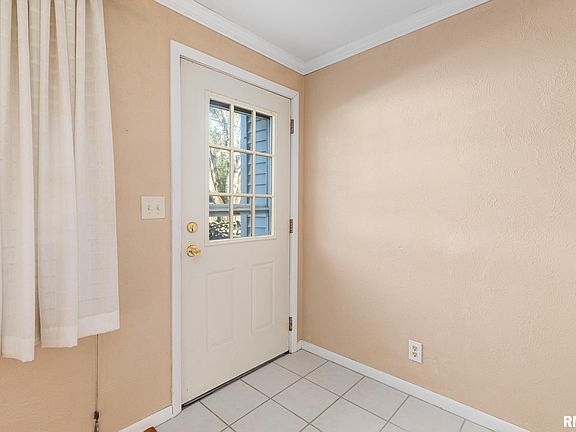 3rd image of 1011 N Silver Maple Ln